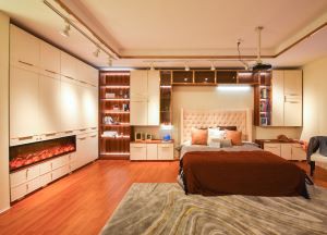 Sodobna omara za spalnico